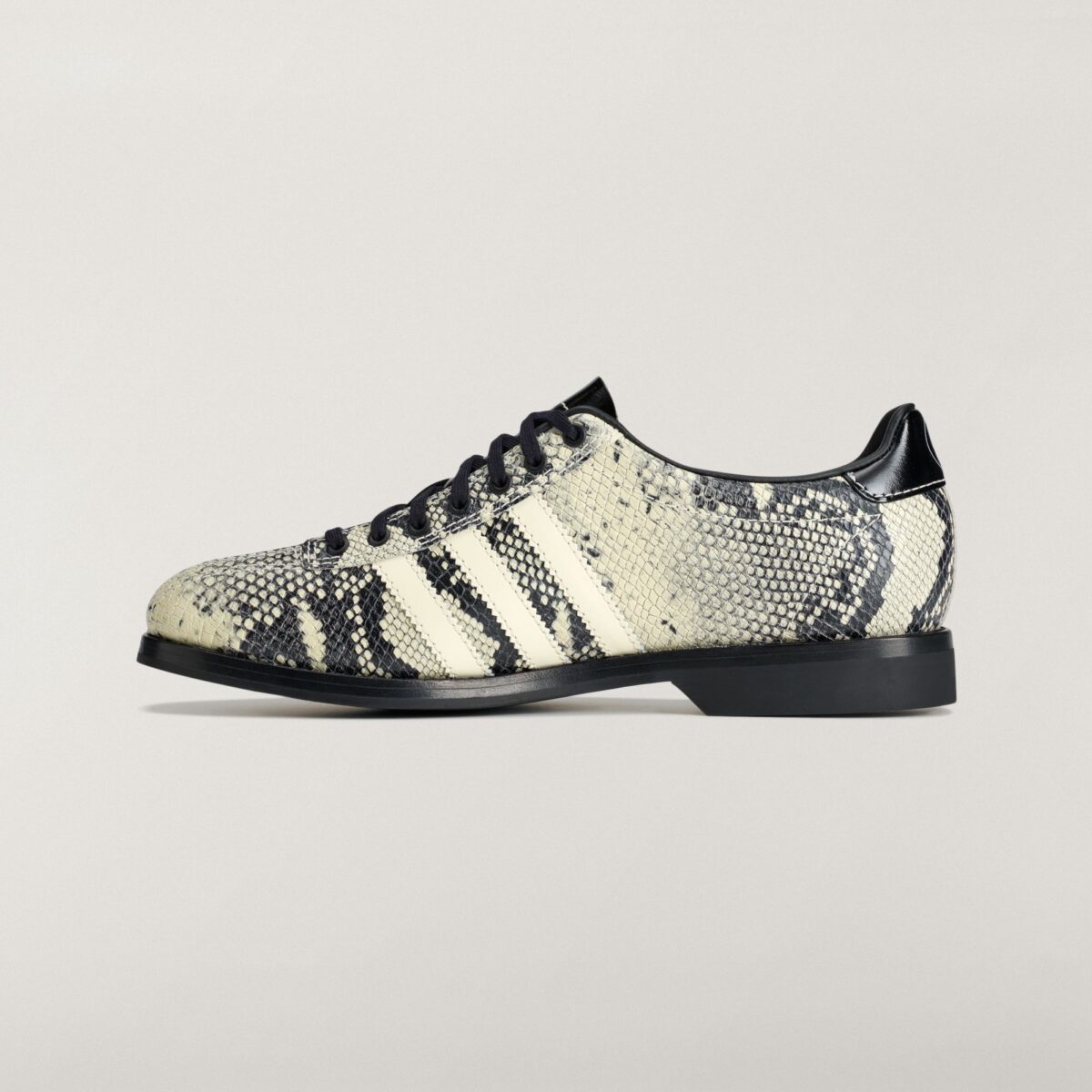 삼바 볼링 스네이크스킨(KJ0662) 공식 컷 / 출처: Nice Kicks