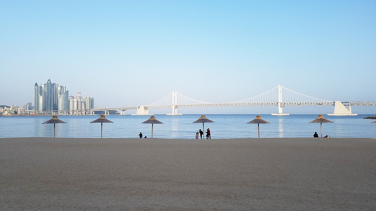 Wikimedia Commons · 광안대교·마린시티 낮과 황혼