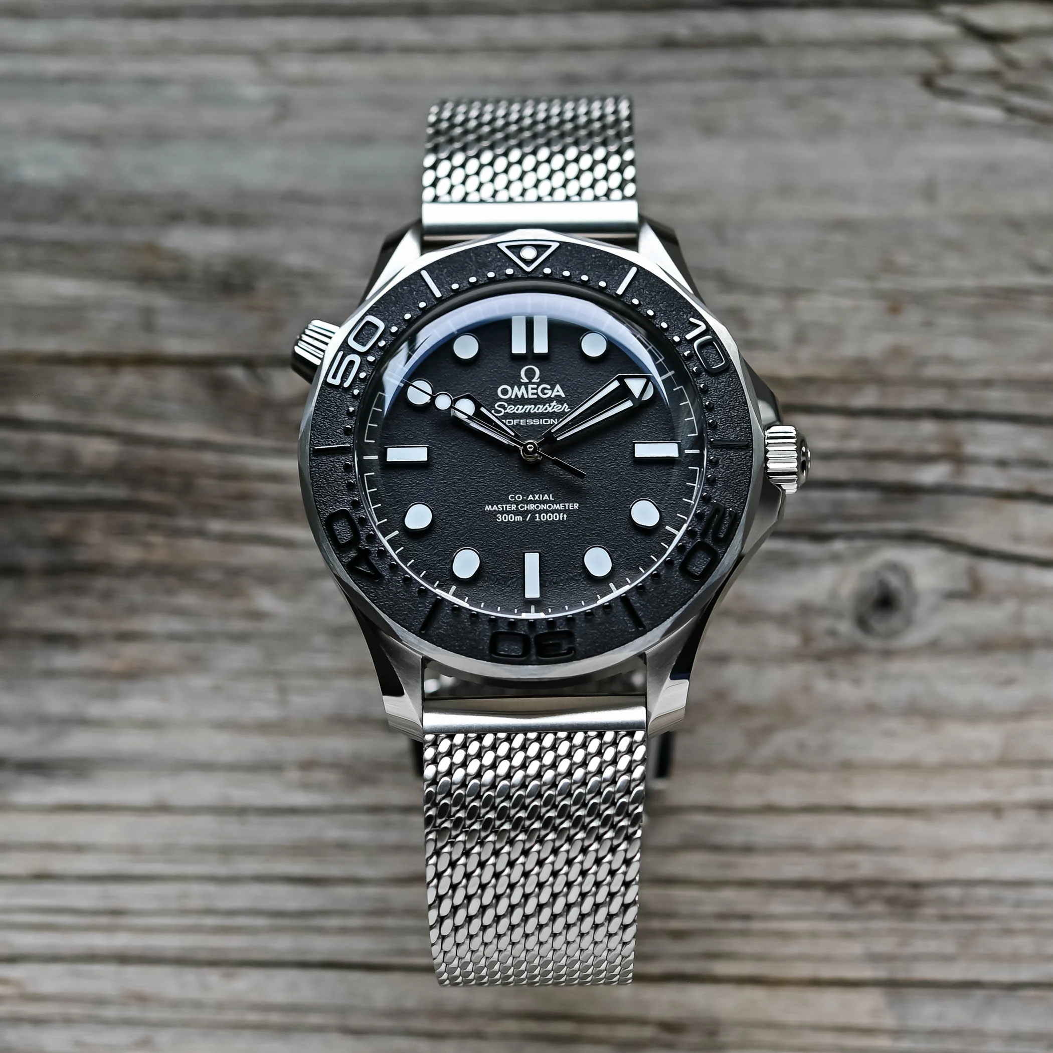 파란 다이얼과 검은 다이얼 / 출처: Monochrome Watches