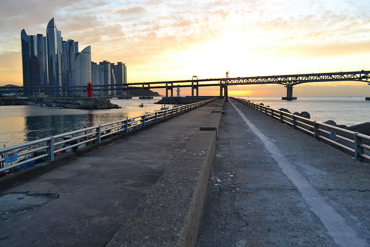Wikimedia Commons · 광안대교·마린시티 낮과 황혼