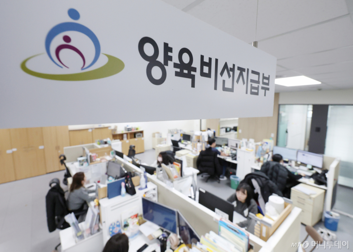 왼쪽: 머니투데이, 오른쪽: 육아크루 크루레터