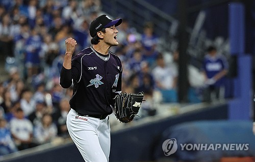 완봉을 끝낸 뒤 동료들과 하이파이브를 나누는 모습과 승리 세레머니. 사진 = 스포츠조선 / '체인지업 마법사' 고영표. 사진 = 연합뉴스 자료사진