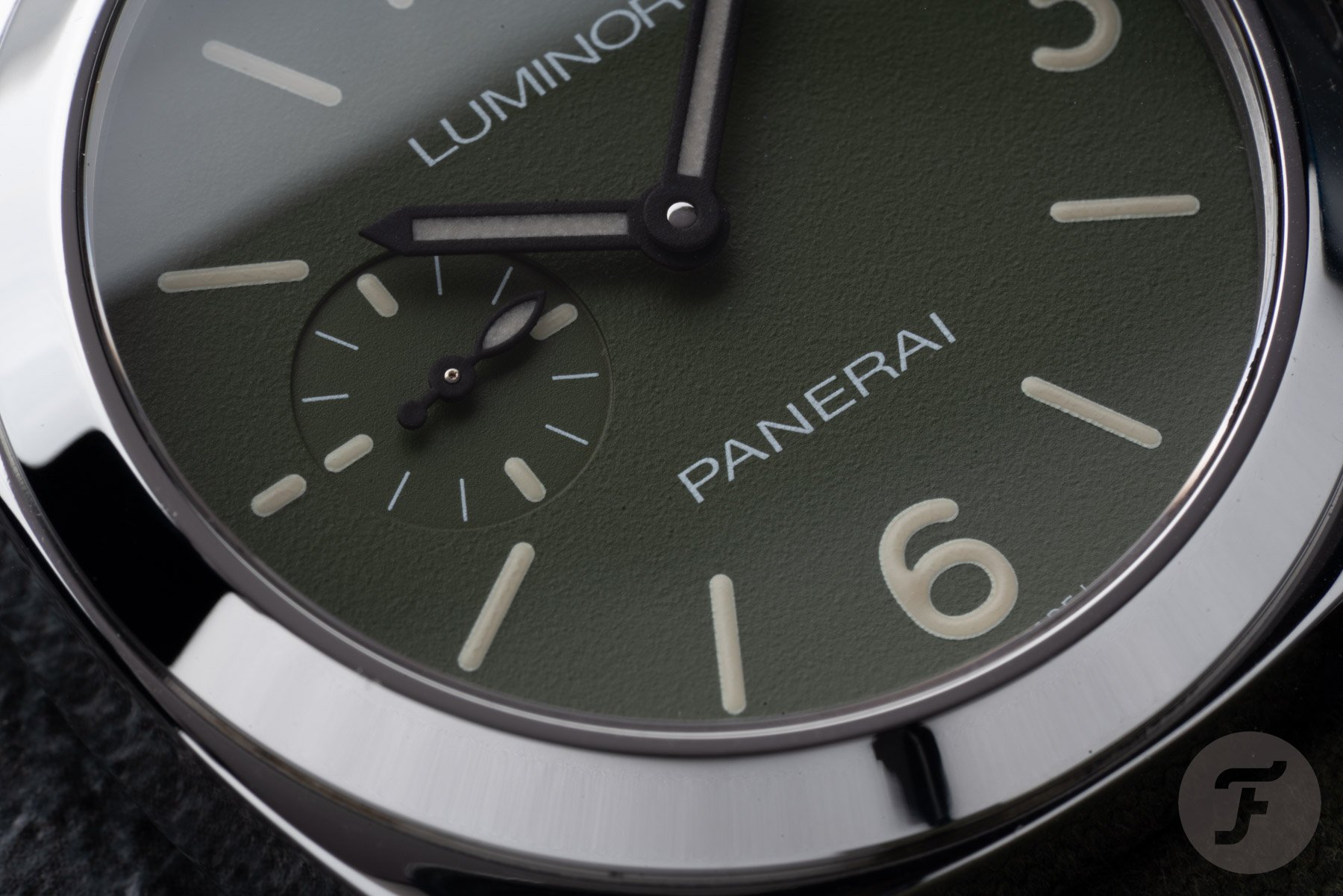 PAM01710 블랙 다이얼과 베이지 캔버스 스트랩 / 출처: Fratello Watches / PAM01711 그린 다이얼 클로즈업 / 출처: Fratello Watches / PAM01714 블루 다이얼을 손목에 찬 모습 / 출처: Fratello Watches