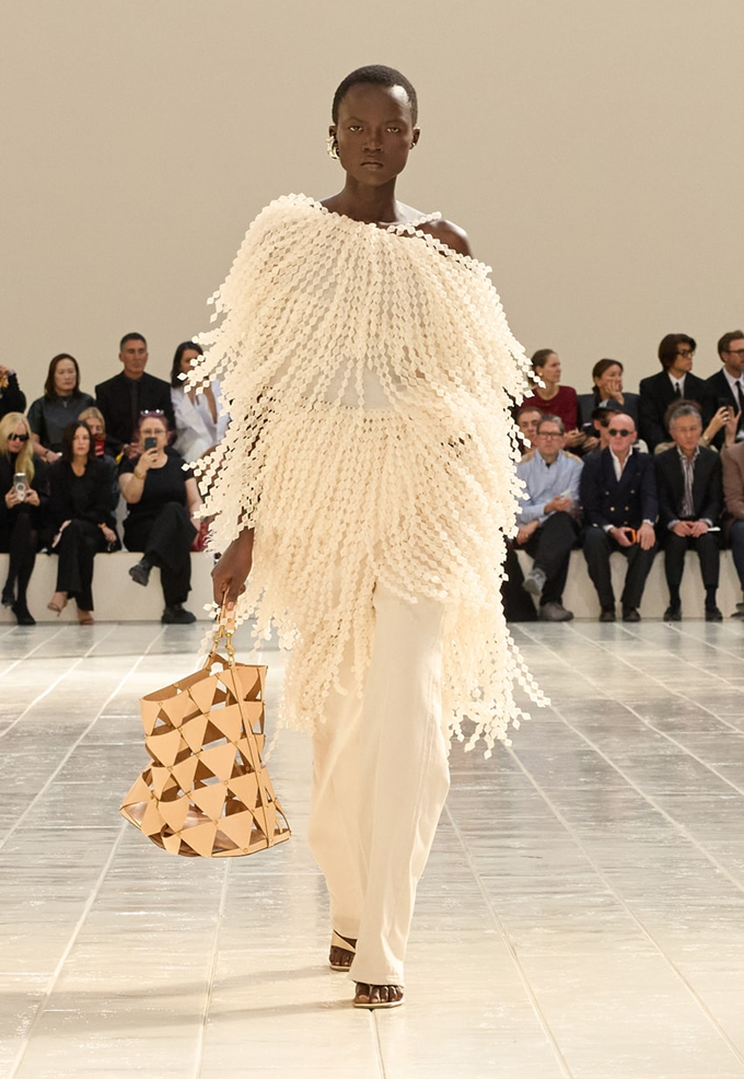 발렌시아가 2027 S/S 런웨이 / 발렌시아가 2027 S/S 룩 / 발렌시아가 2027 S/S 디테일 / 발렌시아가 2027 S/S 도심 스타일링