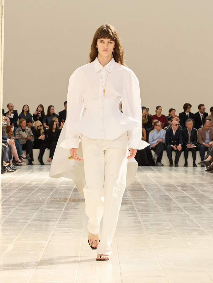 발렌시아가 2027 S/S 런웨이 / 발렌시아가 2027 S/S 룩 / 발렌시아가 2027 S/S 디테일 / 발렌시아가 2027 S/S 도심 스타일링