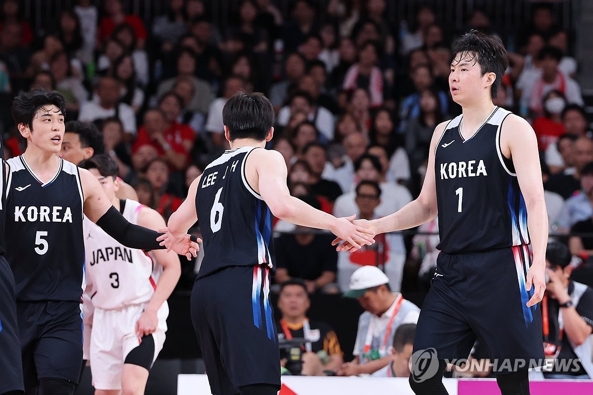 결승에서 3점슛을 넣는 이현중(왼쪽)과 골밑에서 파울을 얻어내는 장면. 이날 27점 18리바운드 (사진=연합뉴스)