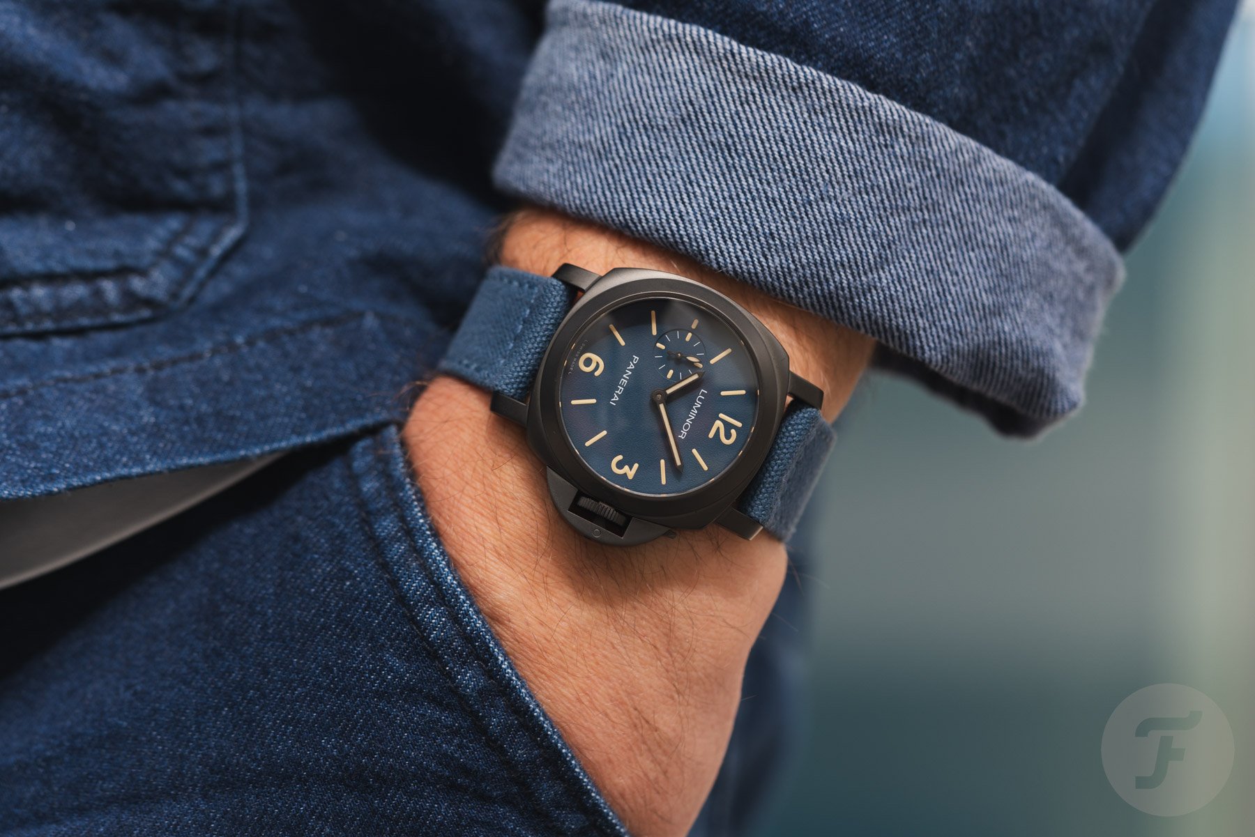 PAM01710 블랙 다이얼과 베이지 캔버스 스트랩 / 출처: Fratello Watches / PAM01711 그린 다이얼 클로즈업 / 출처: Fratello Watches / PAM01714 블루 다이얼을 손목에 찬 모습 / 출처: Fratello Watches