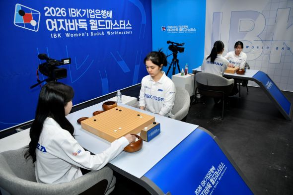 10.3 오전 16강 대국 전경. / 10.3 오후 16강, 김채영 9단(오른쪽)과 허서현 5단의 대국.