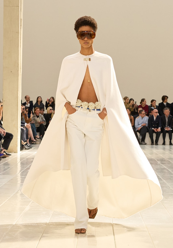 발렌시아가 2027 S/S 런웨이 / 발렌시아가 2027 S/S 룩 / 발렌시아가 2027 S/S 디테일 / 발렌시아가 2027 S/S 도심 스타일링