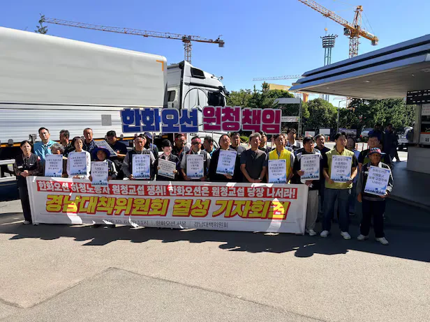10월 6일 원청 교섭을 요구한 하청 노동자들과, 9월 30일 크레인 고공농성 장면 (조선비즈·뉴스핌)
