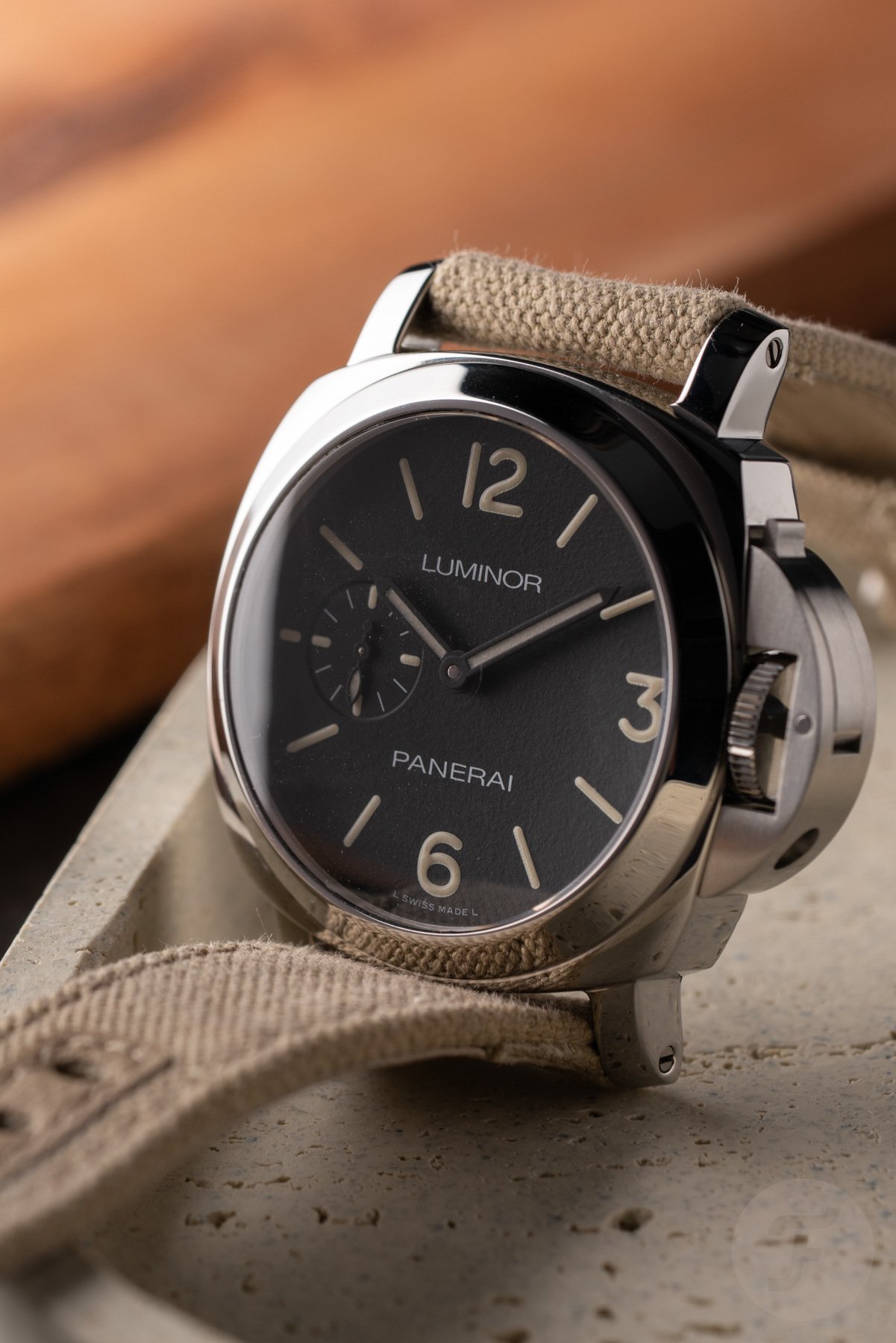 PAM01710 블랙 다이얼과 베이지 캔버스 스트랩 / 출처: Fratello Watches / PAM01711 그린 다이얼 클로즈업 / 출처: Fratello Watches / PAM01714 블루 다이얼을 손목에 찬 모습 / 출처: Fratello Watches