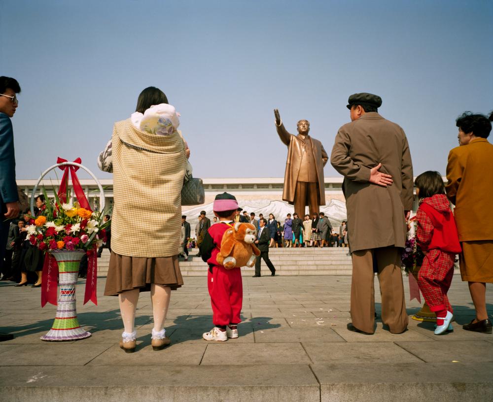 왼쪽부터 〈서울, 대한민국〉 2004, 〈평양〉 1997 ⓒ Martin Parr/Magnum Photos. 서울시립 사진미술관 전시 페이지 제공. 전시 전경: 지니 프로젝트 촬영, 서울시립 사진미술관 제공