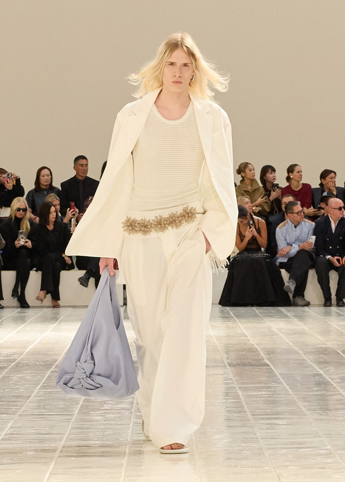 발렌시아가 2027 S/S 런웨이 / 발렌시아가 2027 S/S 룩 / 발렌시아가 2027 S/S 디테일 / 발렌시아가 2027 S/S 도심 스타일링