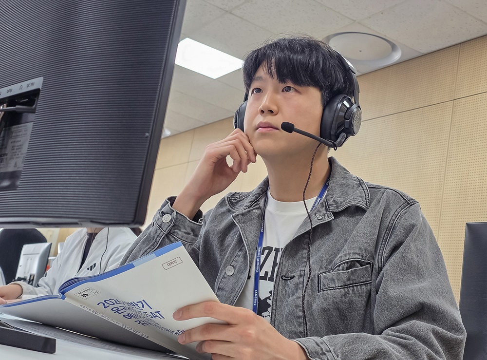 온라인 GSAT 안내 책자를 든 응시자 / 출처: 삼성 뉴스룸