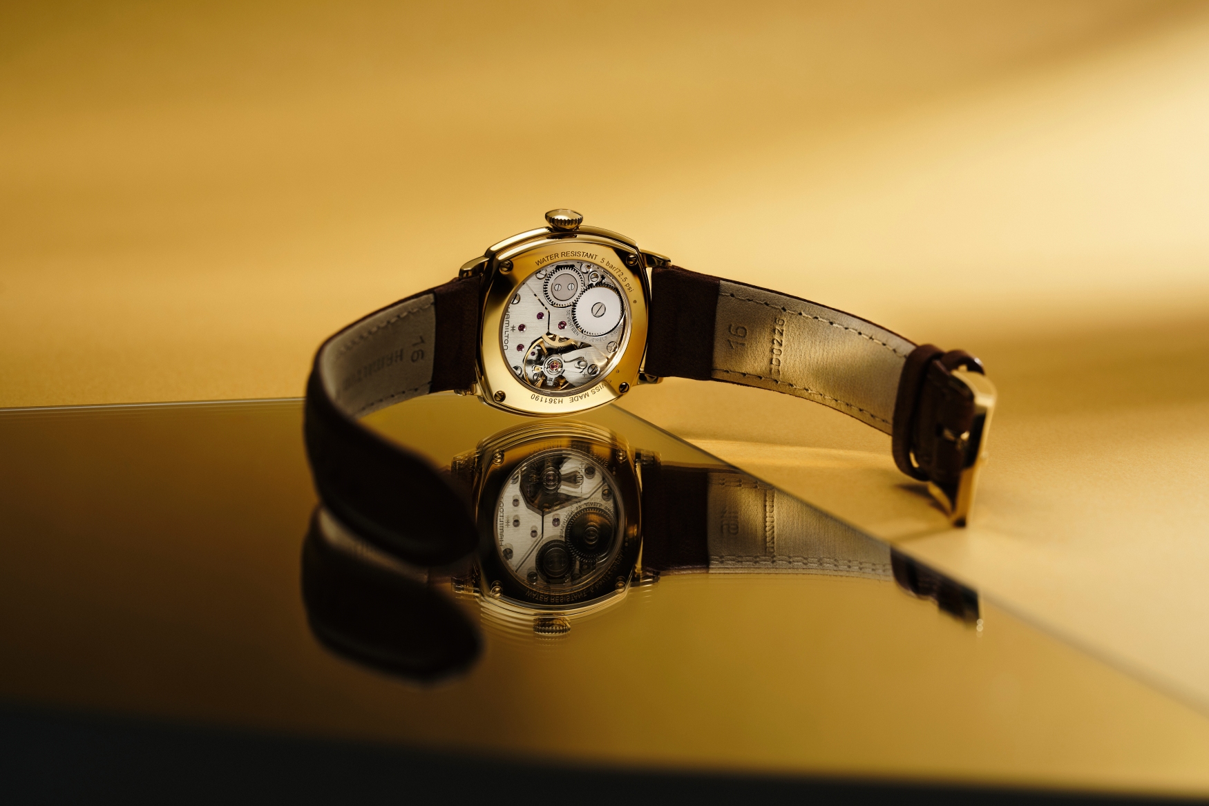 쿠션 미케니컬 케이스백과 H-42 무브먼트 / 출처: Time+Tide Watches