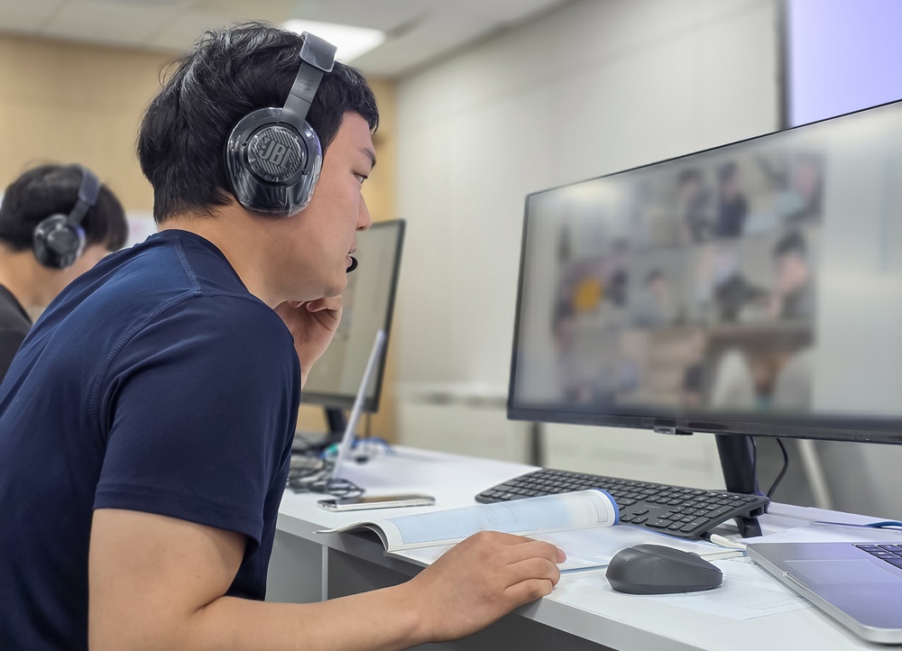 노트와 모니터 앞에서 헤드셋 쓴 남성 / 출처: 삼성 뉴스룸
