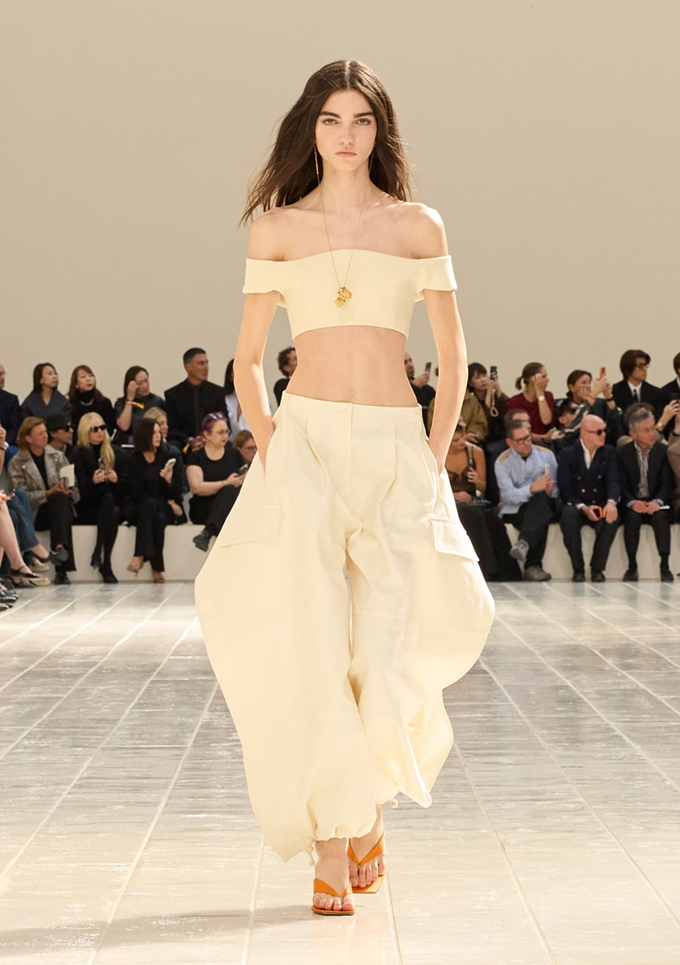 발렌시아가 2027 S/S 런웨이 / 발렌시아가 2027 S/S 룩 / 발렌시아가 2027 S/S 디테일 / 발렌시아가 2027 S/S 도심 스타일링