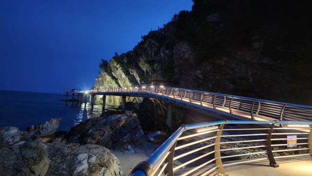 밤 9시까지 열리는 몽돌해변 방면 조명 구간. 사진=강릉관광개발공사 제공(연합뉴스)