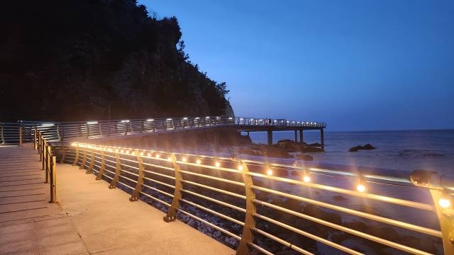 밤 9시까지 열리는 몽돌해변 방면 조명 구간. 사진=강릉관광개발공사 제공(연합뉴스)