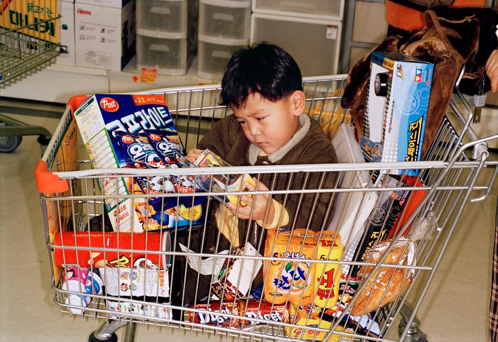 왼쪽부터 〈서울, 대한민국〉 2004, 〈평양〉 1997 ⓒ Martin Parr/Magnum Photos. 서울시립 사진미술관 전시 페이지 제공. 전시 전경: 지니 프로젝트 촬영, 서울시립 사진미술관 제공