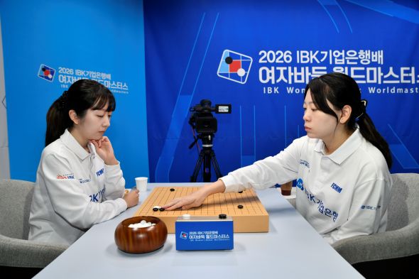 김채영 9단(오른쪽)이 허서현 5단을 꺾고 8강에 올랐습니다.