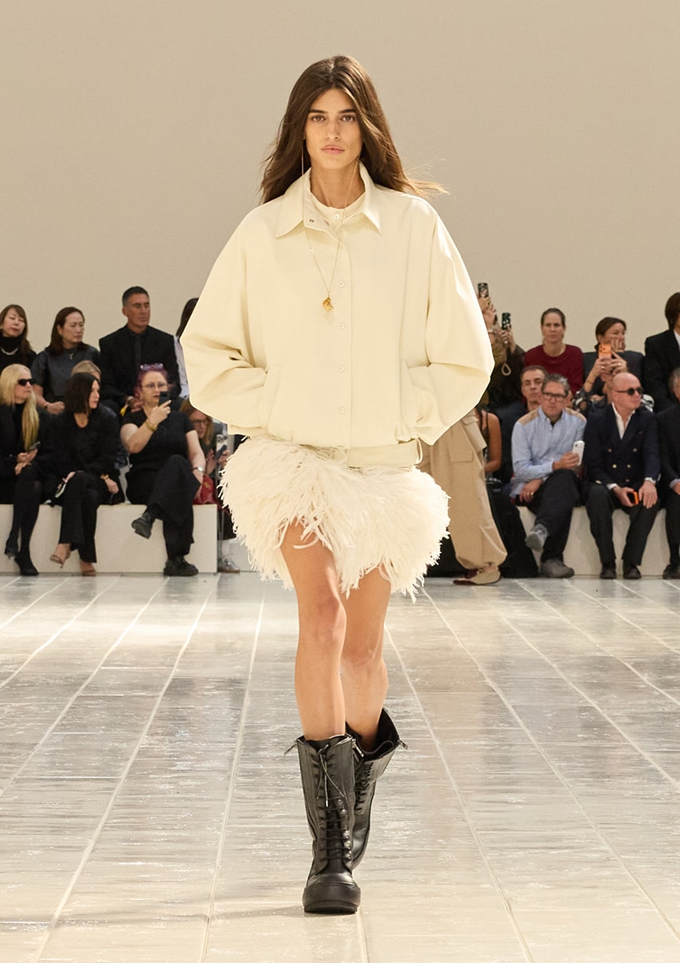 발렌시아가 2027 S/S 런웨이 / 발렌시아가 2027 S/S 룩 / 발렌시아가 2027 S/S 디테일 / 발렌시아가 2027 S/S 도심 스타일링