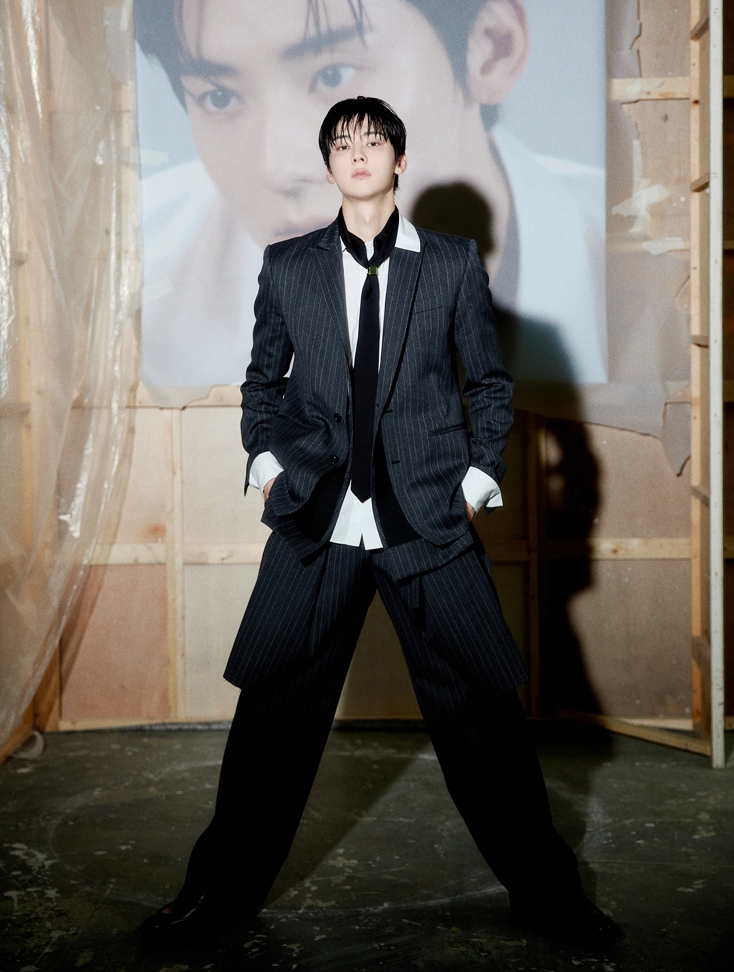 황민현 전신 오피셜 포토·프로모션 스케줄러 / 출처: 스포츠동아