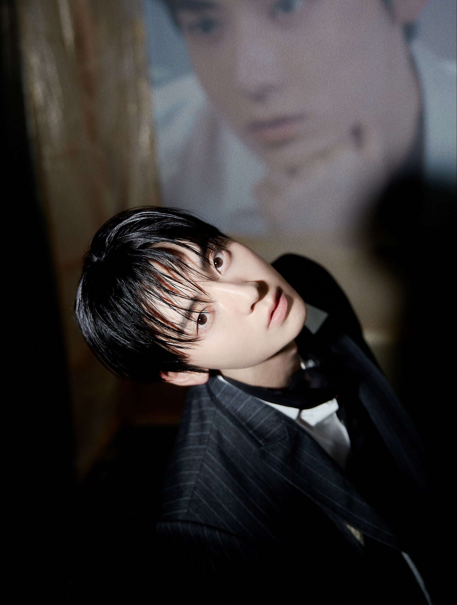황민현 FACE 버전 오피셜 포토 / 출처: 스포츠동아