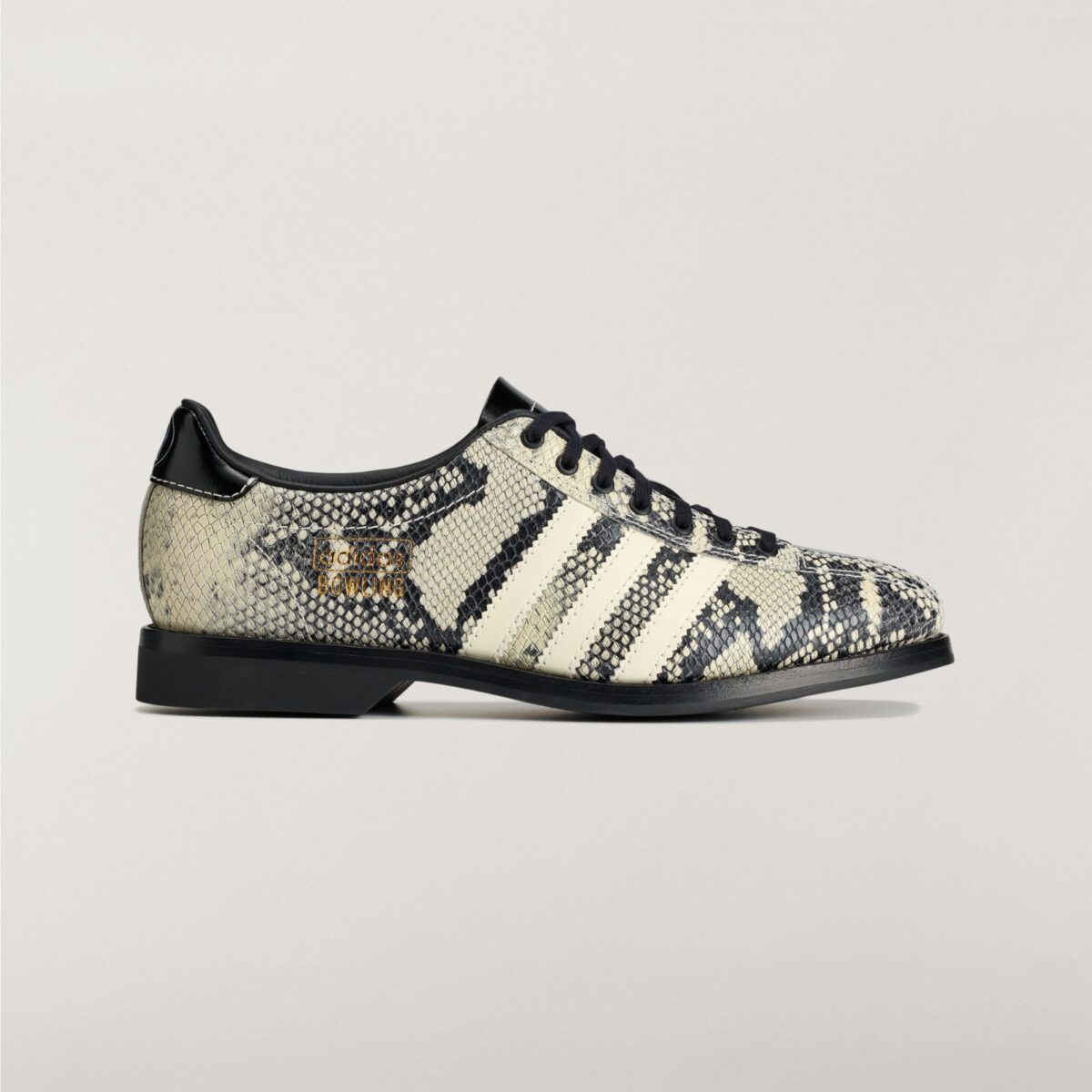 삼바 볼링 스네이크스킨(KJ0662) 공식 컷 / 출처: Nice Kicks