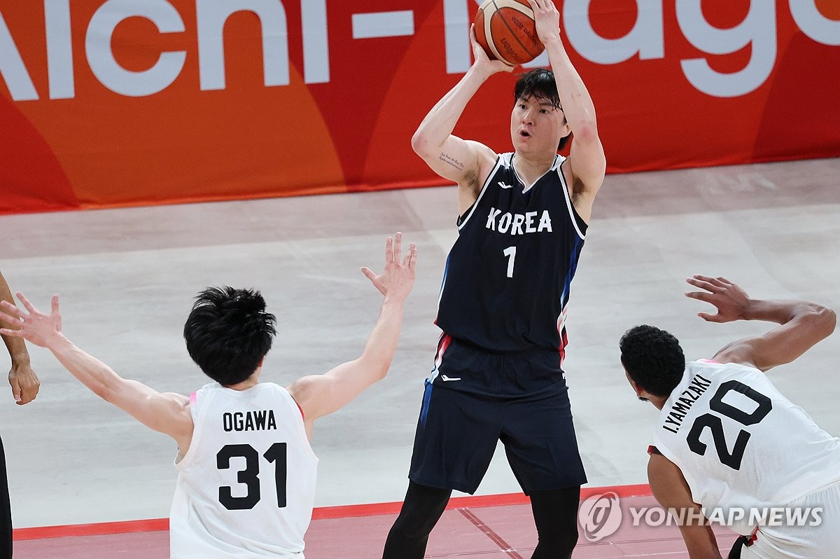 결승에서 3점슛을 넣는 이현중(왼쪽)과 골밑에서 파울을 얻어내는 장면. 이날 27점 18리바운드 (사진=연합뉴스)