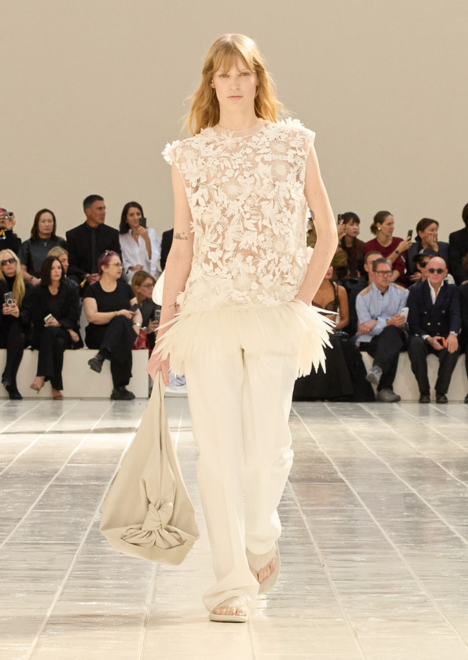발렌시아가 2027 S/S 런웨이 / 발렌시아가 2027 S/S 룩 / 발렌시아가 2027 S/S 디테일 / 발렌시아가 2027 S/S 도심 스타일링