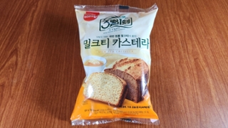 나무 탁자 위 밀크티 카스테라 포장 / 출처: 다나와 DPG