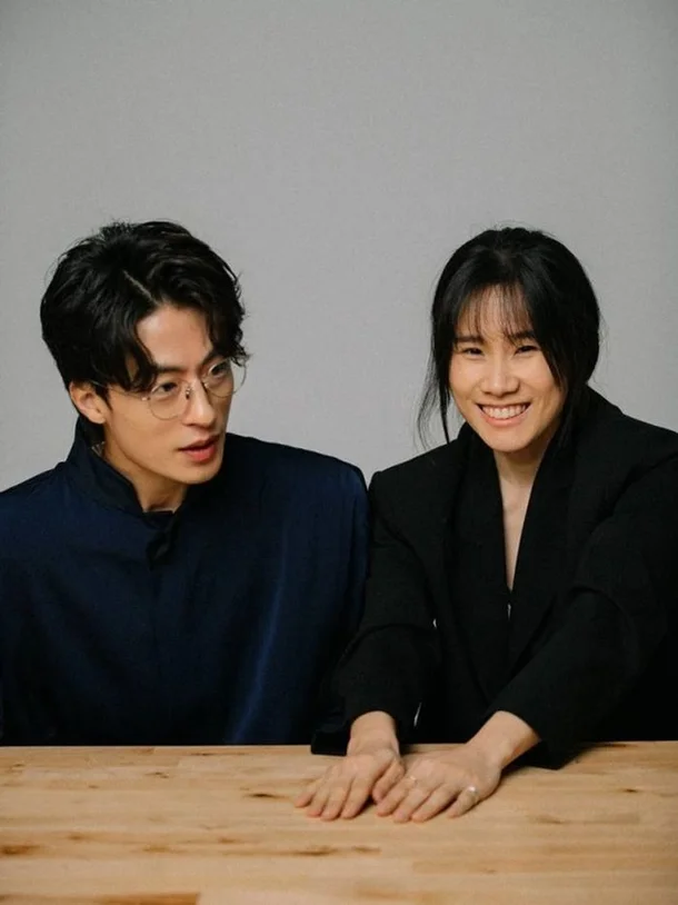테이블에 마주 앉은 구교환과 이옥섭 감독 / 출처: 아시아경제