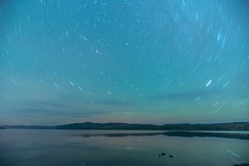 용자리 복사점·별자리 안내와 유성 관측 사진 / 출처: StarWalk · EarthSky
