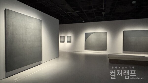 개관전 도입부와 B2 SPACE Ø 전경 / 2층 전시장, '아궁이색'이라 불린 짙은 회색 계통의 묘법 연작 / 박서보미술관 외관(연희동 작업실 옆, 건축가 최문규 설계)