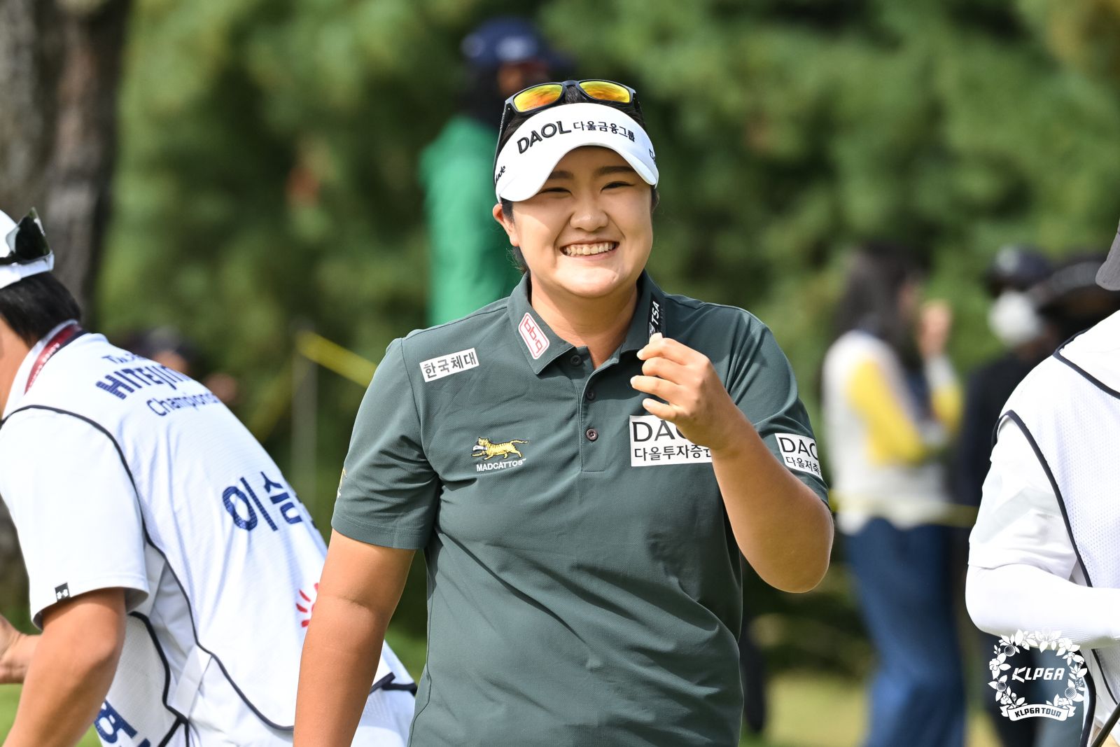 유해란의 하이트진로 챔피언십 우승 장면(왼쪽 두 컷)과 3라운드 2번홀 그린을 통과하는 모습(오른쪽 두 컷). / 출처: polinews.co.kr / 출처: klpga.co.kr