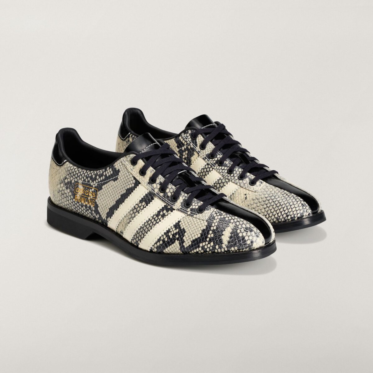 삼바 볼링 스네이크스킨(KJ0662) 공식 컷 / 출처: Nice Kicks