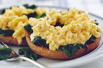 시금치·스크램블을 올린 베이글 아침 / 출처: British Lion eggs