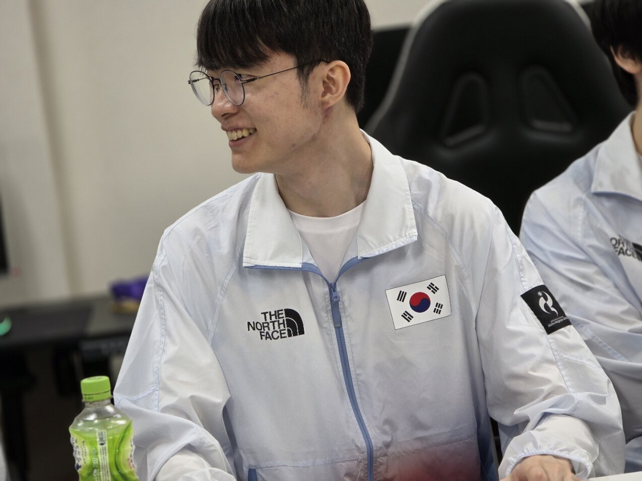 인터뷰 자리에서 웃는 페이커 / 출처: 인벤