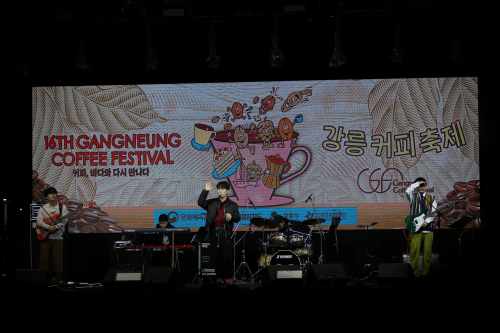 강릉커피스탬프 배너와 축제 현장 스케치 / 출처: 강릉커피축제
