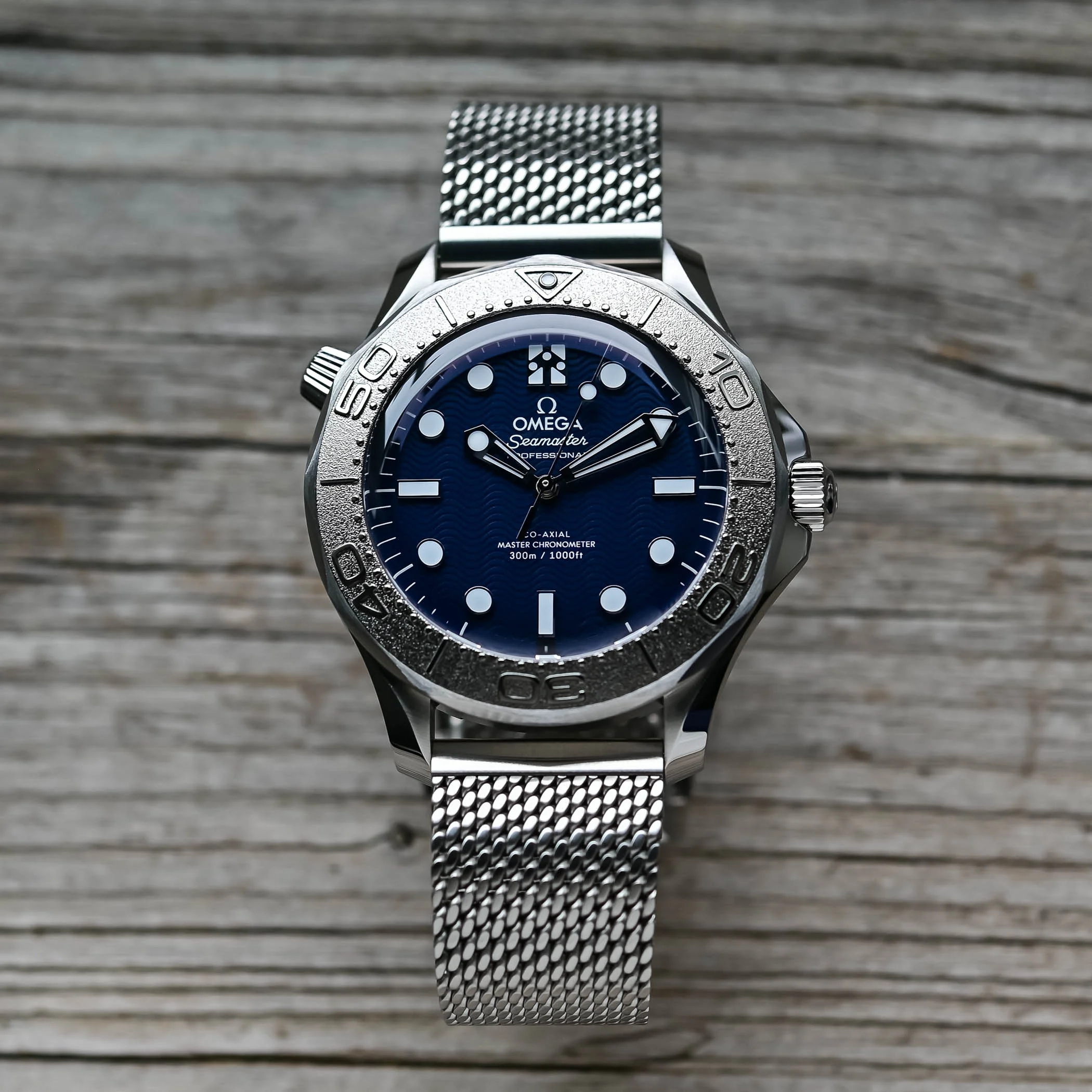파란 다이얼과 검은 다이얼 / 출처: Monochrome Watches