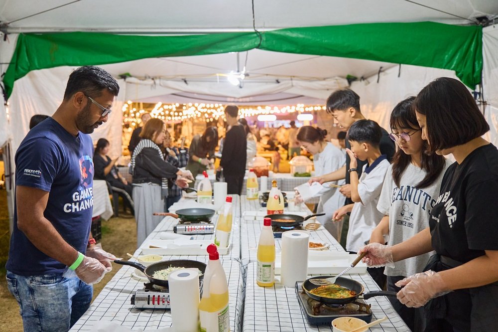 별바다부산 나이트 마켓에서 전을 부치는 시민들 / 출처: 동아일보