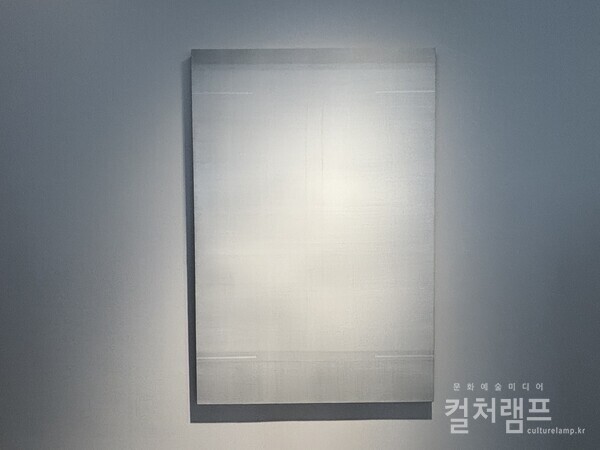 흐엉 도딘, X.K.N.31, 2025–2026, 설치 전경. 2023년 박서보와의 만남을 기억해 제작, 화백에게 헌정한 작품