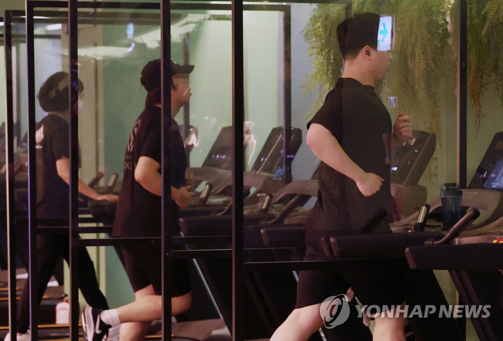 러닝머신에서 뛰는 사람들 / 출처: 연합뉴스